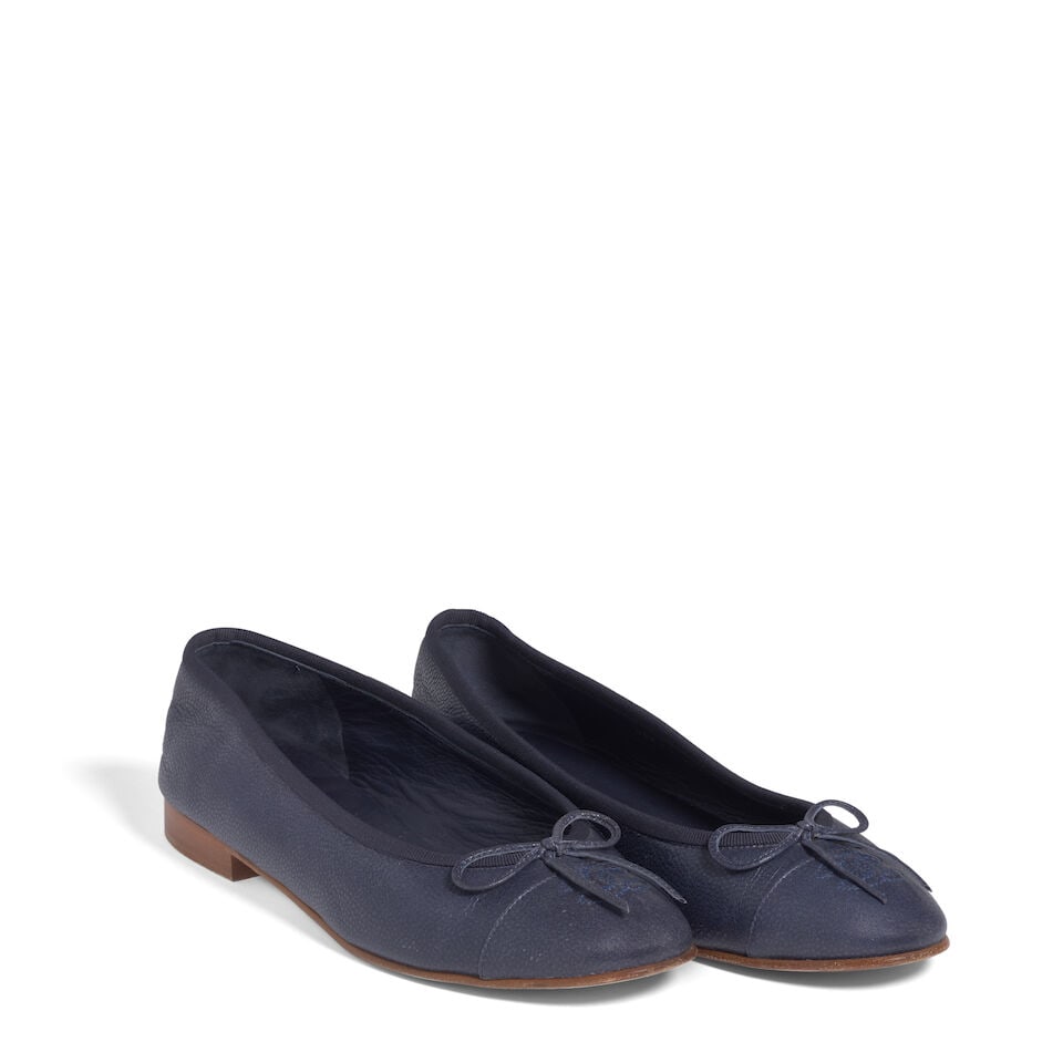 CHANEL: NAVY INTERLOCKING CC LOGO BALLET FLATS: CHANEL: NAVY INTERLOCKING CC LOGO BALLET FLATS • Marked Size 39 1/5 Footnotes: OVERALL CONDITION: Good | Wear throughout. The Condition Report represents Bonhams' reasonable opinion as to the Lo