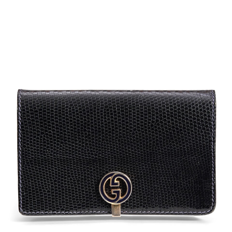 GUCCI: NAVY LIZARD COMPACT WALLET: GUCCI: NAVY LIZARD COMPACT WALLET • Measures 12 cm x 7 cm x 1.5 cm • Navy Enamel Logo Snap Closure OVERALL CONDITION: Good | Slight denting to exterior. The Condition Report represents Bon