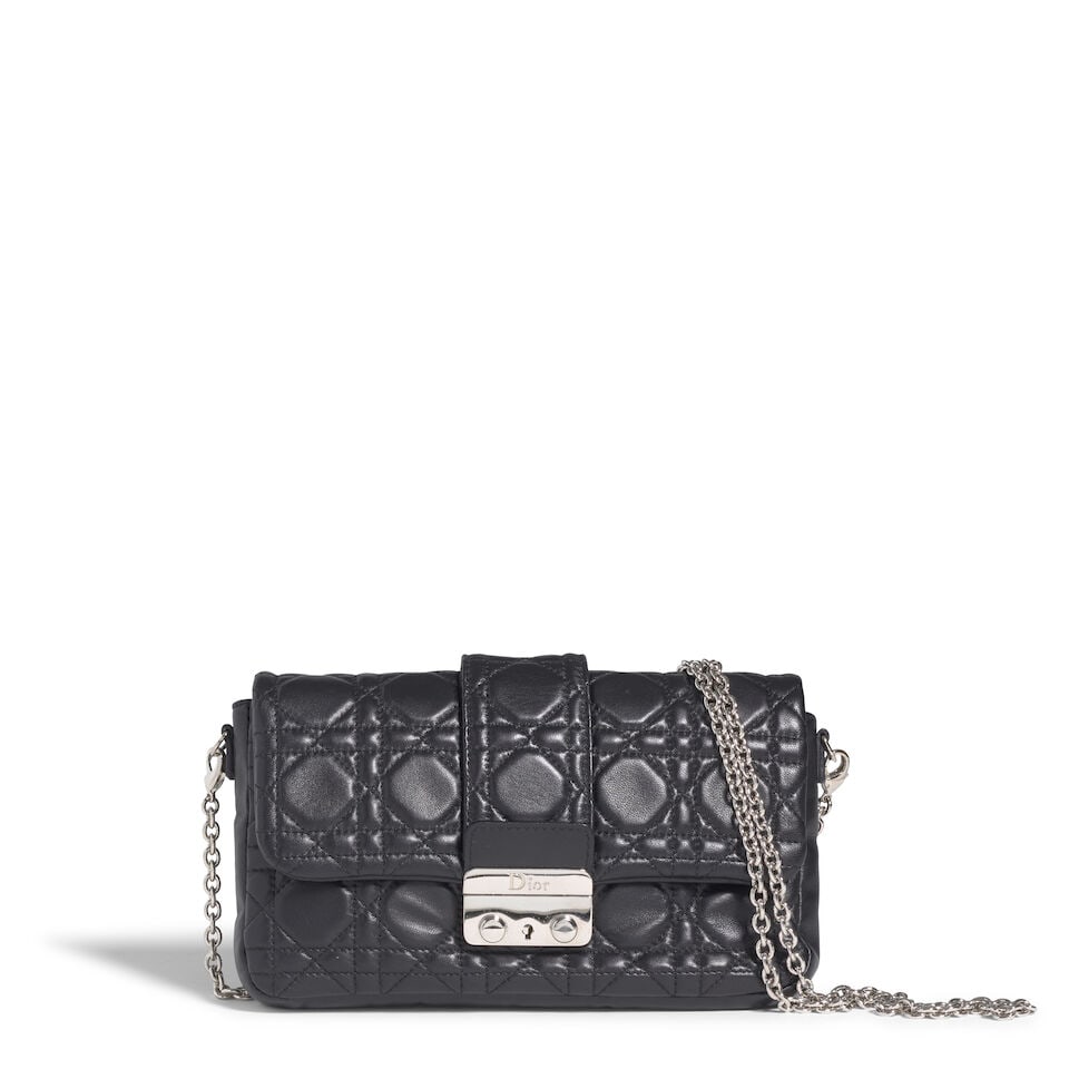 CHRISTIAN DIOR: BLACK LEATHER MISS DIOR NEW LOCK CLUTCH WITH CHAIN 2010: CHRISTIAN DIOR: BLACK LEATHER MISS DIOR NEW LOCK CLUTCH WITH CHAIN 2010 • Measures 21 cm x 13 cm x 3 cm | Drop: 57 cm OVERALL CONDITION: Good | Light signs of wear throughout. The Condition Repo