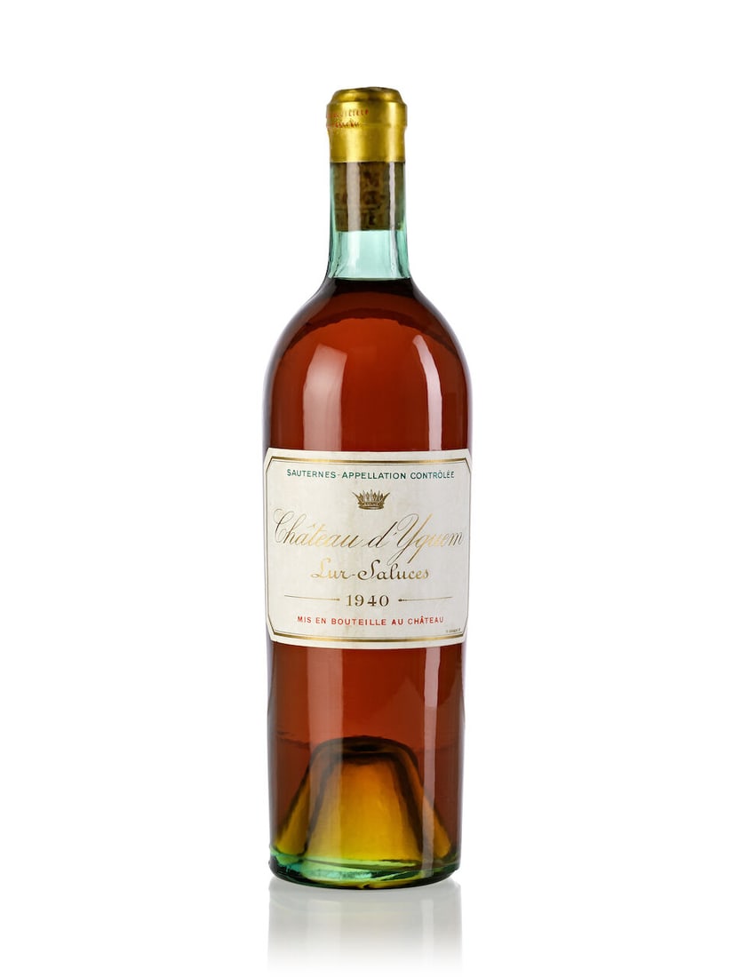 Château d'Yquem, 1940 (1x 750ml): Château d'Yquem, 1940 (1x 750ml) Region: Bordeaux Fill Level: very top shoulder Capsule: slightly torn, slightly oxidized Cork: protruded Label: slightly bin-soiled, slightly damp-stained For