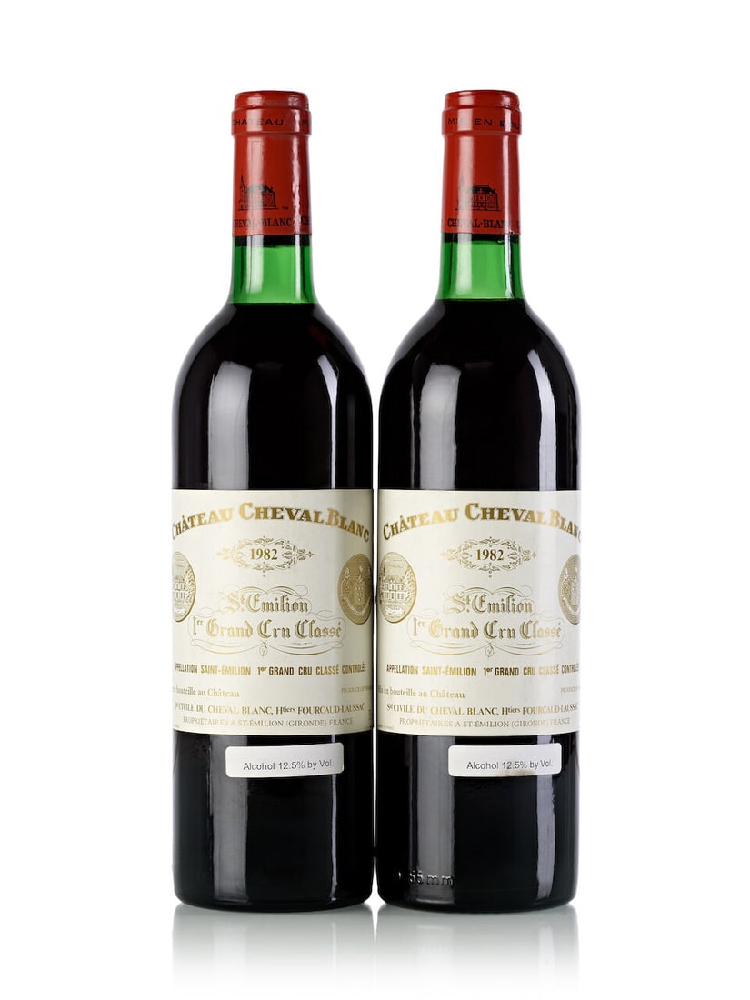 Château Cheval Blanc, 1982 (12x 750ml): Château Cheval Blanc, 1982 (12x 750ml) Region: Bordeaux Fill Level: 3x base neck, 8x very top shoulder, 1x top shoulder Capsule: 7x slightly scuffed Label: 1x slightly marked Packaging: owc12 For