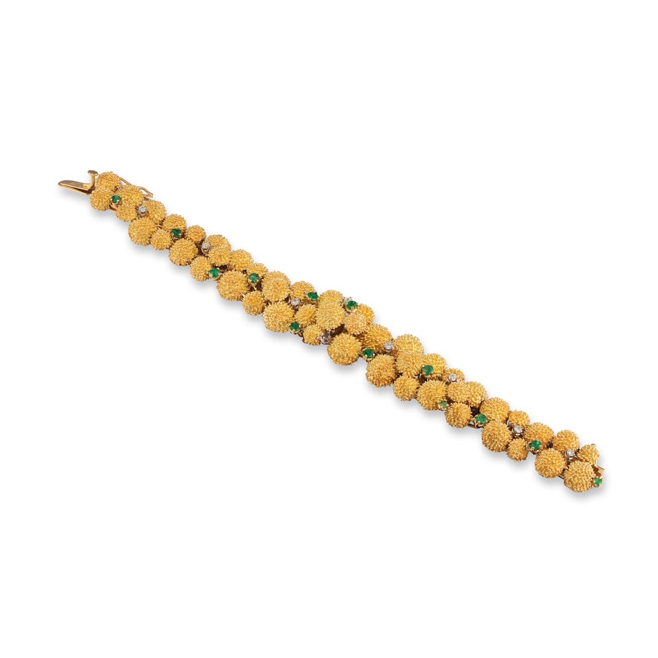 EMERALD AND DIAMOND BRACELET BRACELET ÉMERAUDES ET DIAMANTS: EMERALD AND DIAMOND BRACELET BRACELET ÉMERAUDES ET DIAMANTS • French import mark for 9 carat yellow and white gold (375 ‰). The bracelet in 18 carat gold (750 ‰) and the claws i