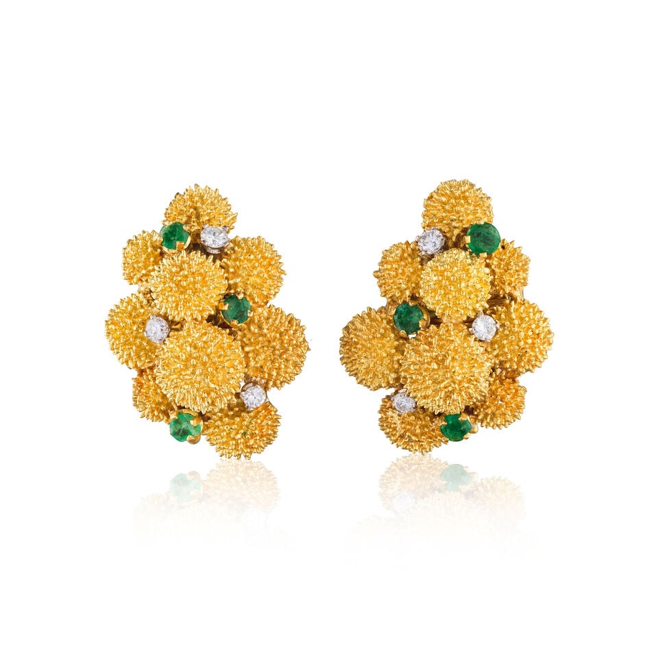 EMERALD AND DIAMOND EARCLIPS PAIRE DE CLIPS D'OREILLES ÉMERAUDES ET DIAMANTS: EMERALD AND DIAMOND EARCLIPS PAIRE DE CLIPS D'OREILLES ÉMERAUDES ET DIAMANTS • French import mark for 9 carat yellow and white gold (375 ‰). The earclips in 18 carat gold (750 ‰