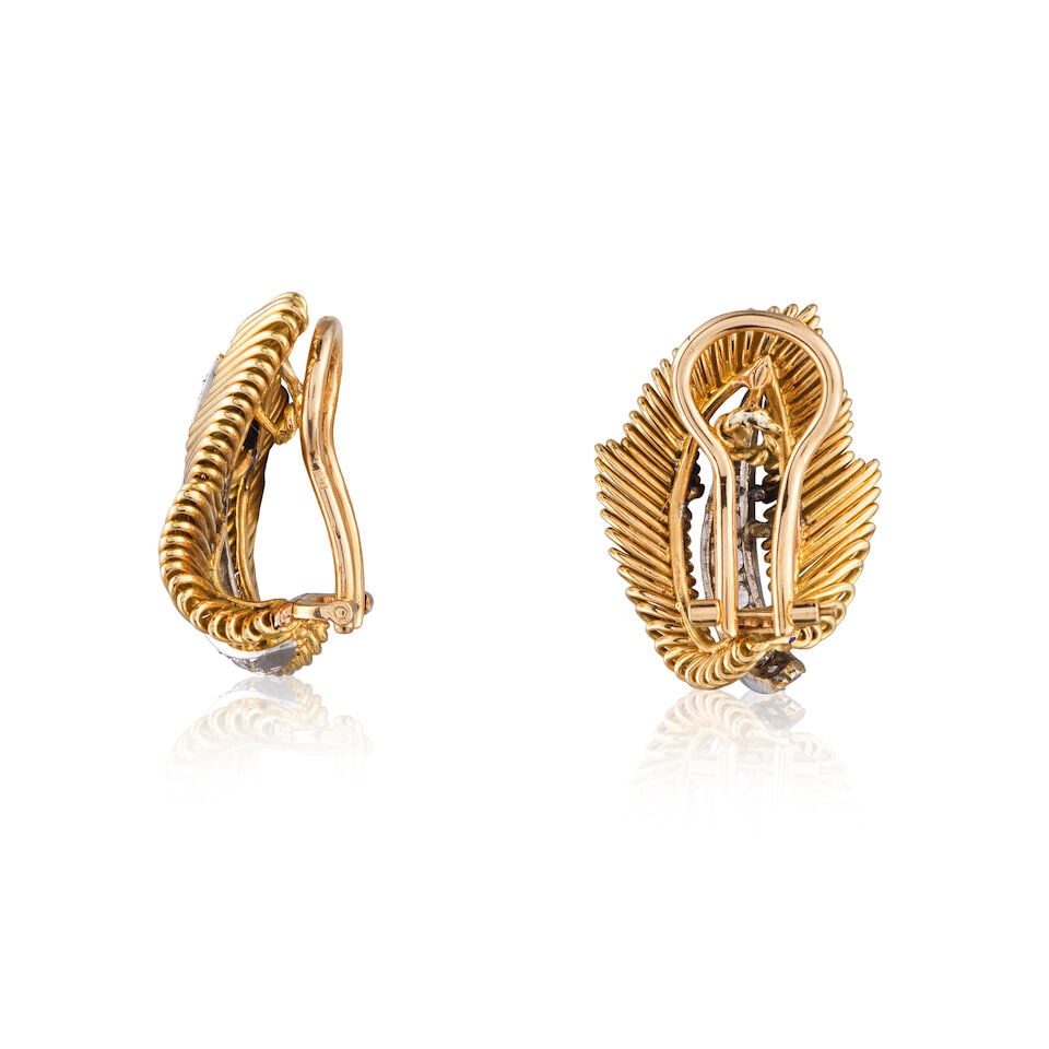 PAIR OF DIAMOND EARCLIPS PAIRE DE CLIPS D'OREILLES DIAMANTS - 2