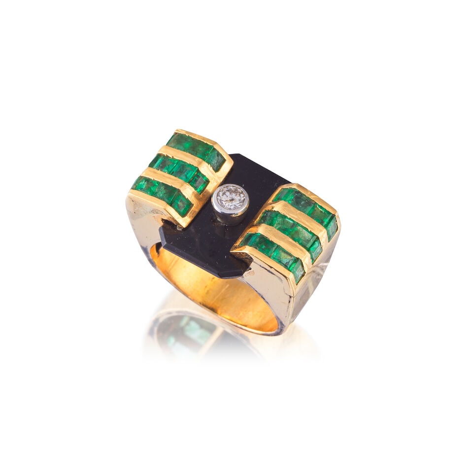ONYX, EMERALD AND DIAMOND RING BAGUE ONYX, ÉMERAUDE ET DIAMANTS: ONYX, EMERALD AND DIAMOND RING BAGUE ONYX, ÉMERAUDE ET DIAMANTS • French import mark for 18 carat yellow and white gold (750 ‰) ​ • Octagon-shaped onyx • Numerous ca