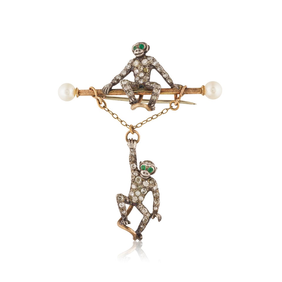 CULTURED PEARL, EMERALD AND DIAMOND 'MONKEYS' BROOCH BROCHE 'SINGES' PERLES DE CULTURE, ÉME...: CULTURED PEARL, EMERALD AND DIAMOND 'MONKEYS' BROOCH BROCHE 'SINGES' PERLES DE CULTURE, ÉMERAUDES ET DIAMANTS • French import marks for 9 carat yellow gold (375 ‰) and silver (800 