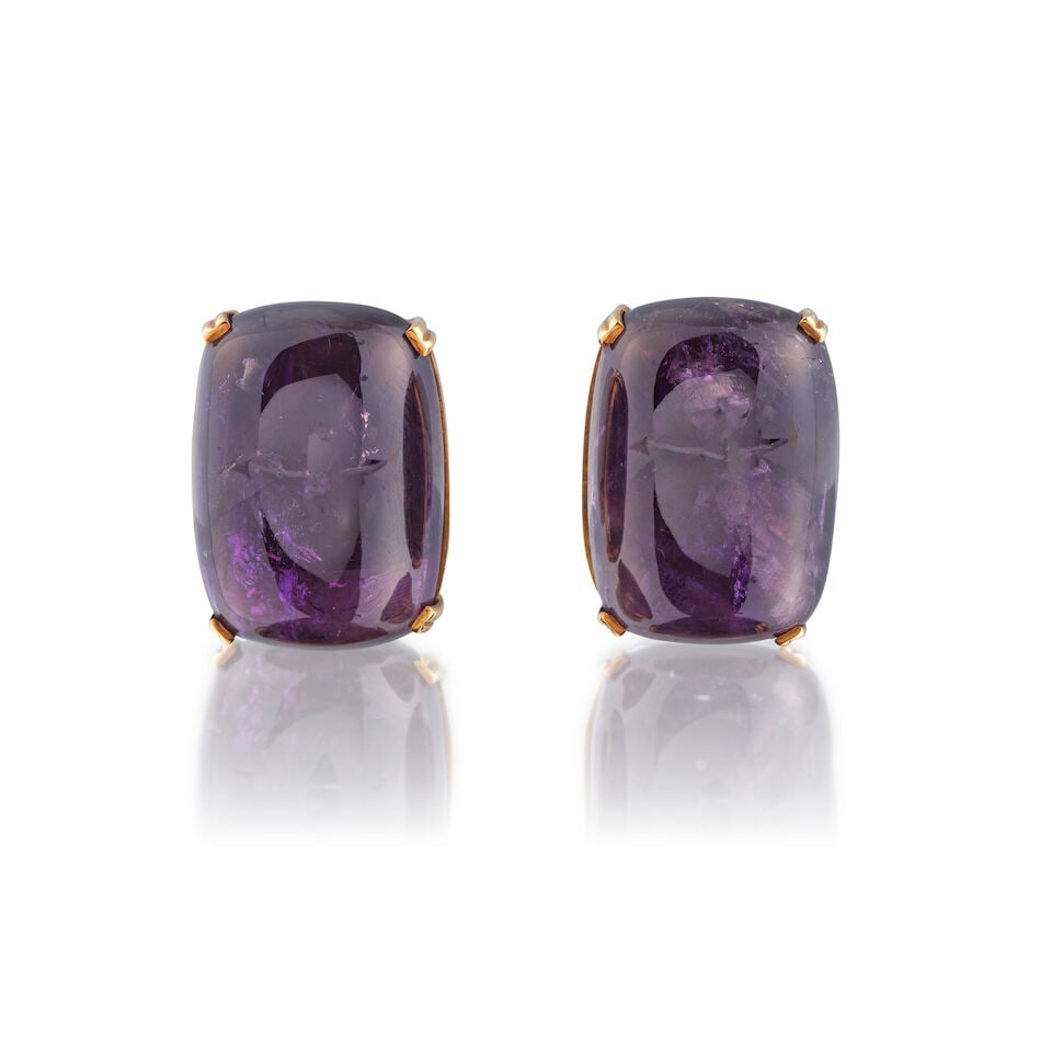 TIFFANY: AMETHYST EARCLIPS TIFFANY: PAIRE CLIPS D'OREILLES AMÉTHYSTES: TIFFANY: AMETHYST EARCLIPS TIFFANY: PAIRE CLIPS D'OREILLES AMÉTHYSTES • French import mark for 18 carat yellow gold (750 ‰) • 2 rectangular amethyst cabochons weighing approxima