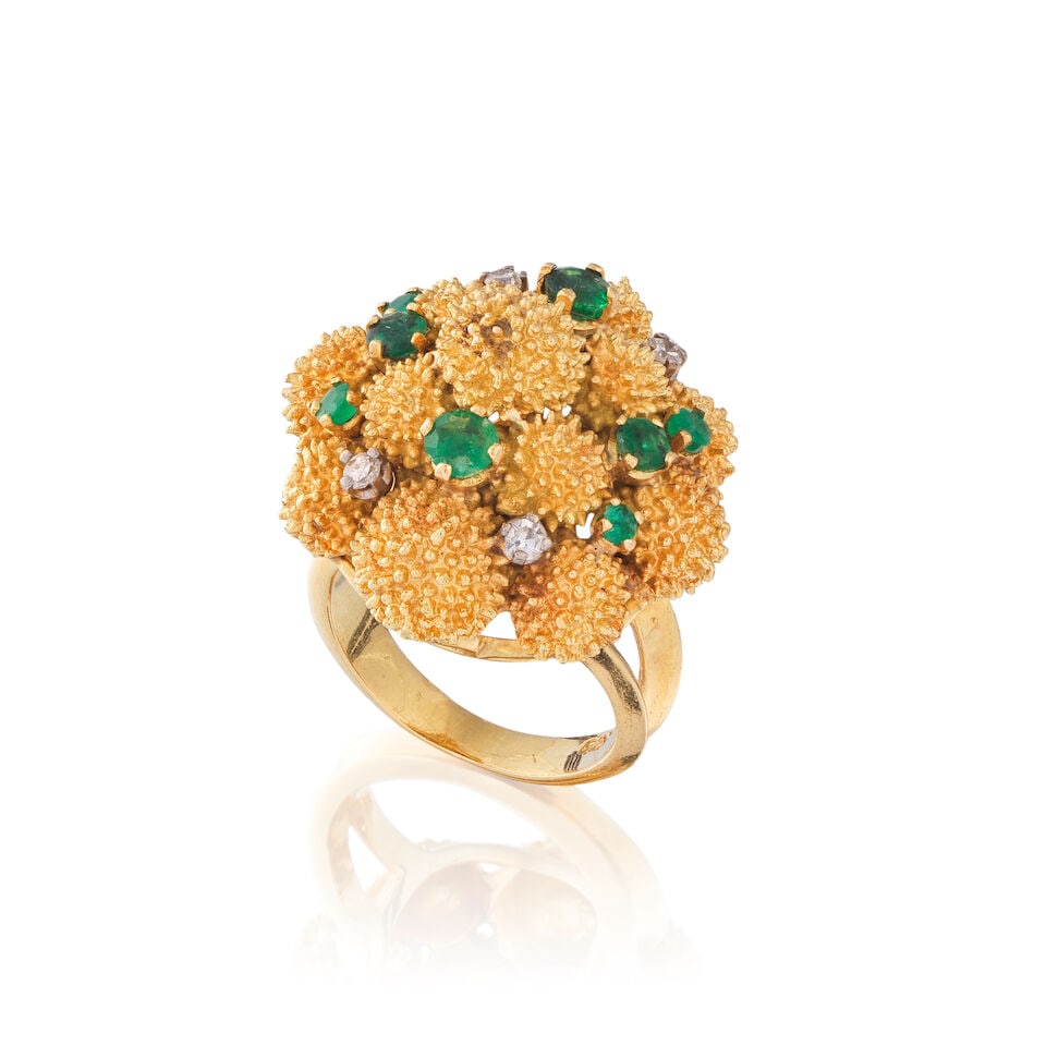 EMERALD AND DIAMOND RING BAGUE ÉMERAUDES ET DIAMANTS: EMERALD AND DIAMOND RING BAGUE ÉMERAUDES ET DIAMANTS • French import mark for 9 carat yellow and white gold (375 ‰). The ring in 18 carat gold (750 ‰) and the claws in 9 carat g