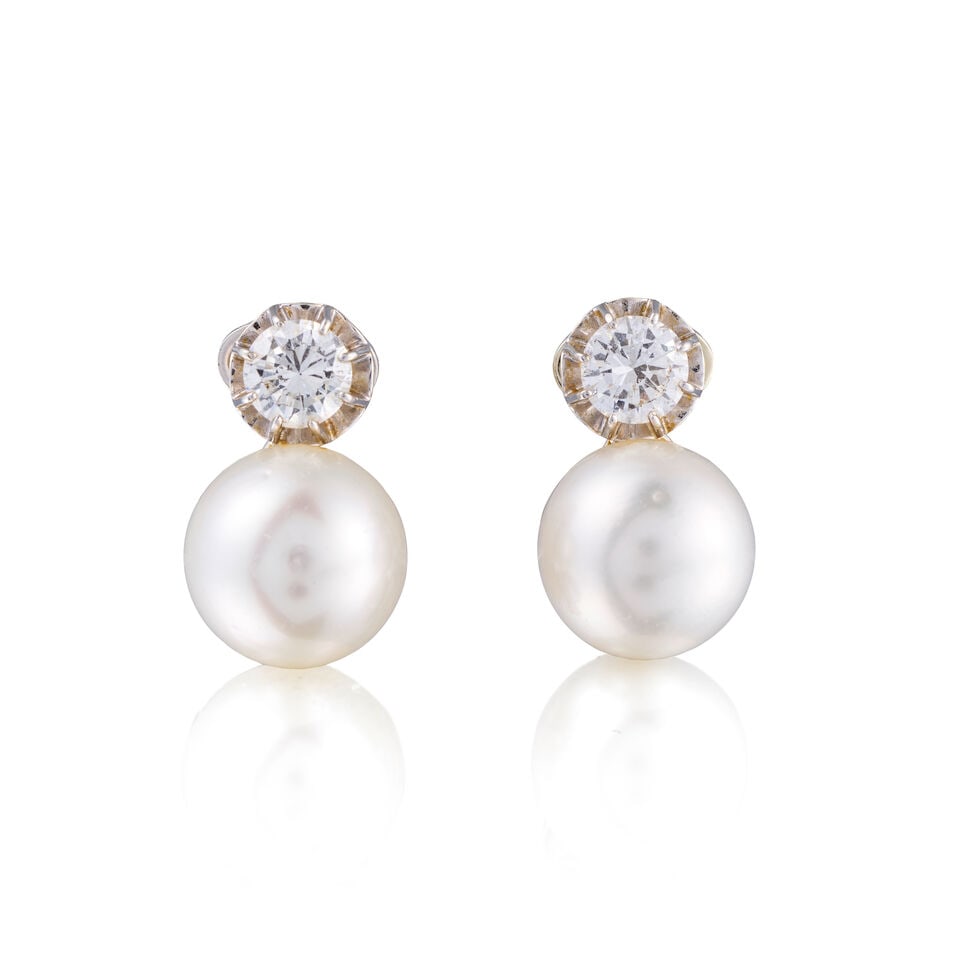 PAIR OF CULTURED PEARL AND DIAMOND EARCLIPS PAIRE DE CLIPS D'OREILLES PERLES ET DIAMANTS (1 of 2)