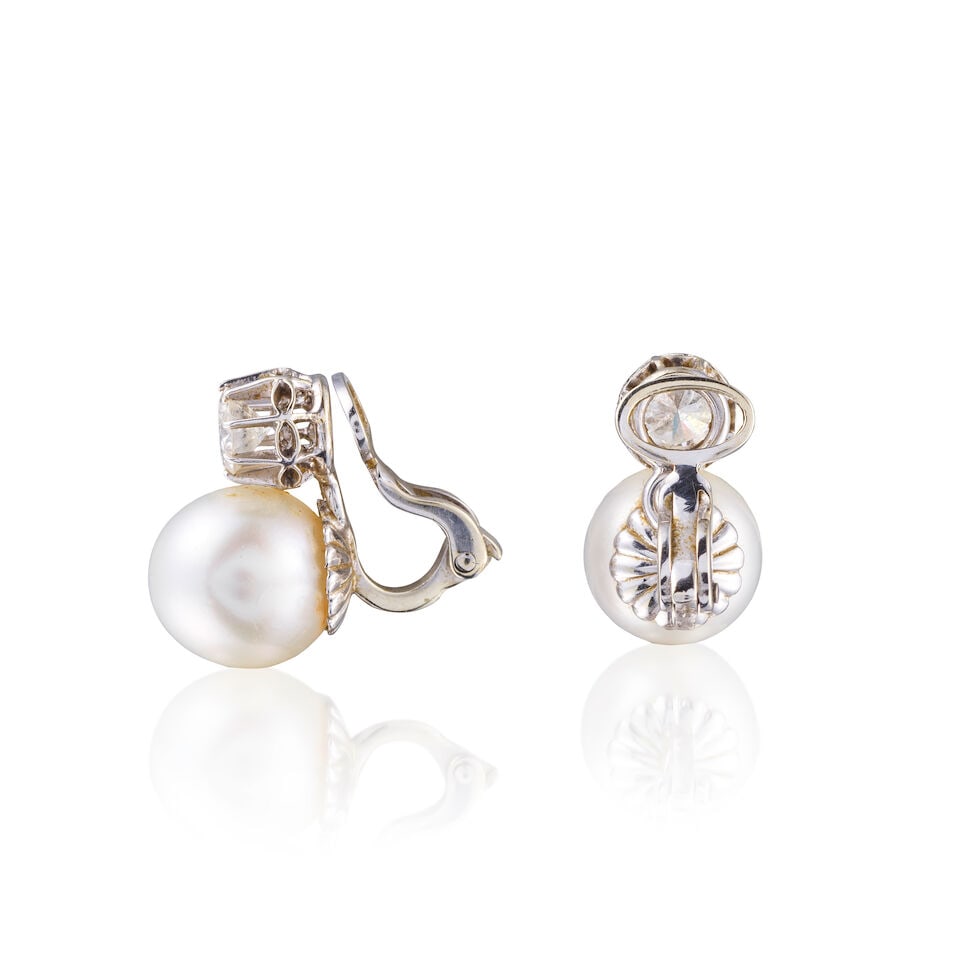 PAIR OF CULTURED PEARL AND DIAMOND EARCLIPS PAIRE DE CLIPS D'OREILLES PERLES ET DIAMANTS - 2