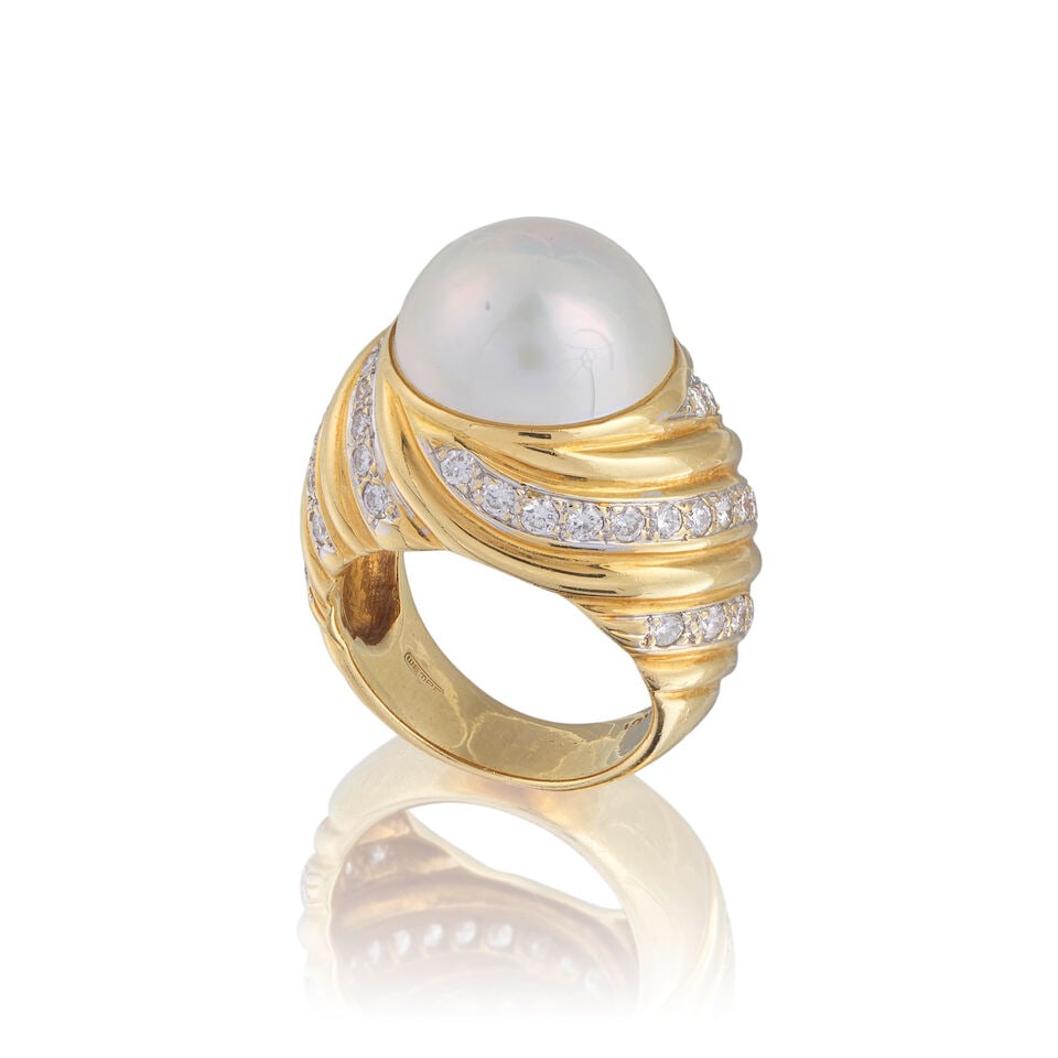 SIMULATED PEARL AND DIAMOND RING BAGUE PERLE FANTAISIE ET DIAMANTS: SIMULATED PEARL AND DIAMOND RING BAGUE PERLE FANTAISIE ET DIAMANTS • French import mark for 18 carat yellow gold (750 ‰) • Simulated pearl of white tint • 45 brilliant-cut diam