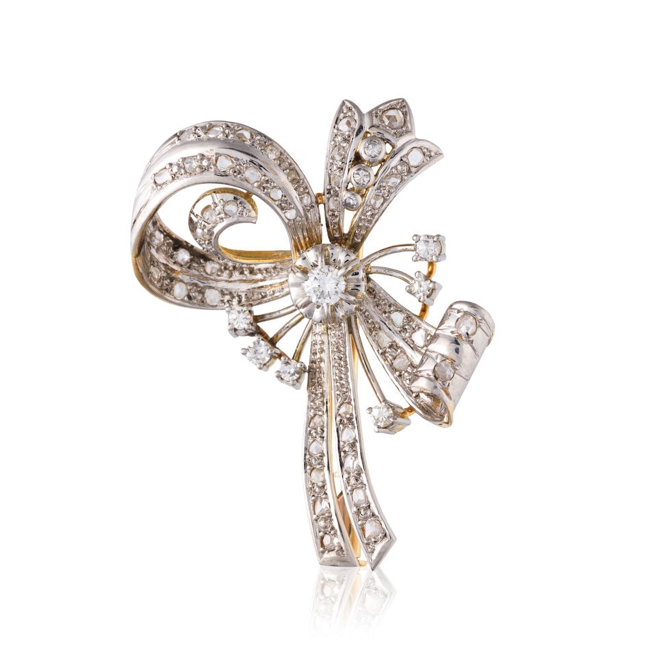 DIAMOND 'BOW' BROOCH, CIRCA 1950 BROCHE NŒUD DIAMANTS, CIRCA 1950 (1 of 2)