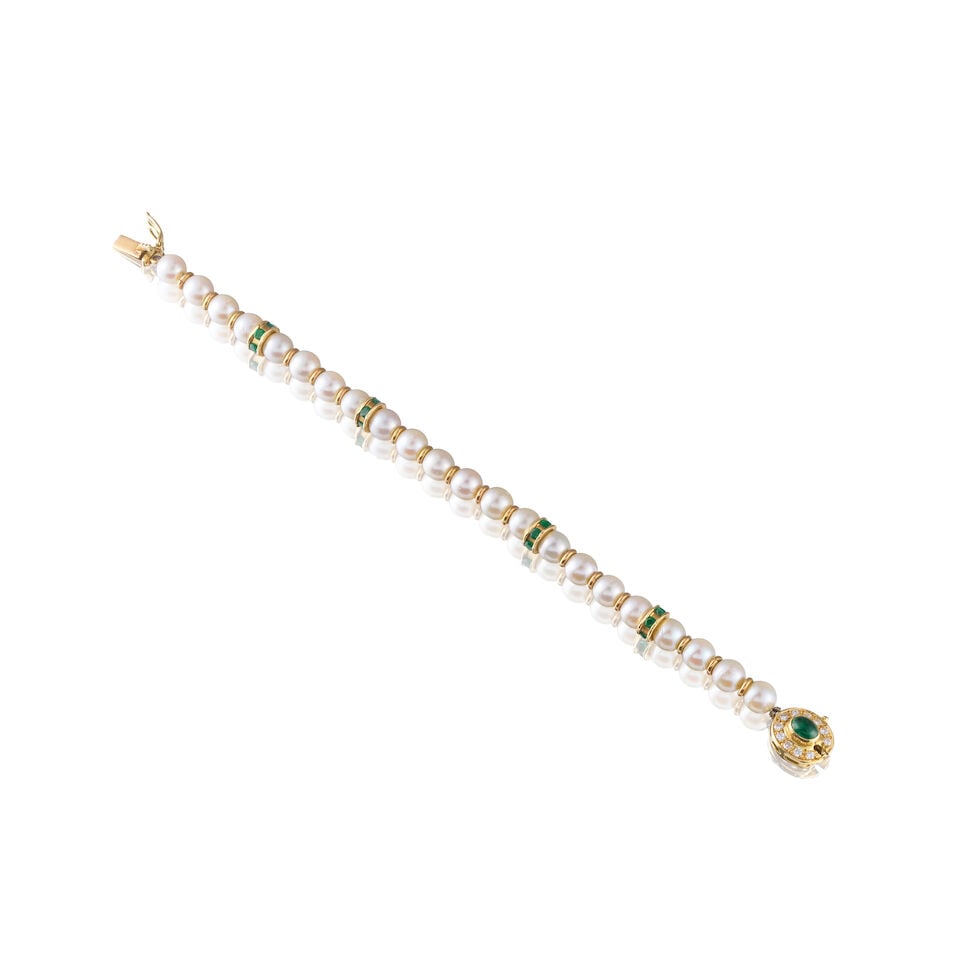 CULTURED PEARL, EMERALD AND DIAMOND BRACELET BRACELET PERLES DE CULTURE, ÉMERAUDES ET DIAMANTS: CULTURED PEARL, EMERALD AND DIAMOND BRACELET BRACELET PERLES DE CULTURE, ÉMERAUDES ET DIAMANTS • French import mark for 18 carat yellow gold (750 ‰) • 1 row of cultured