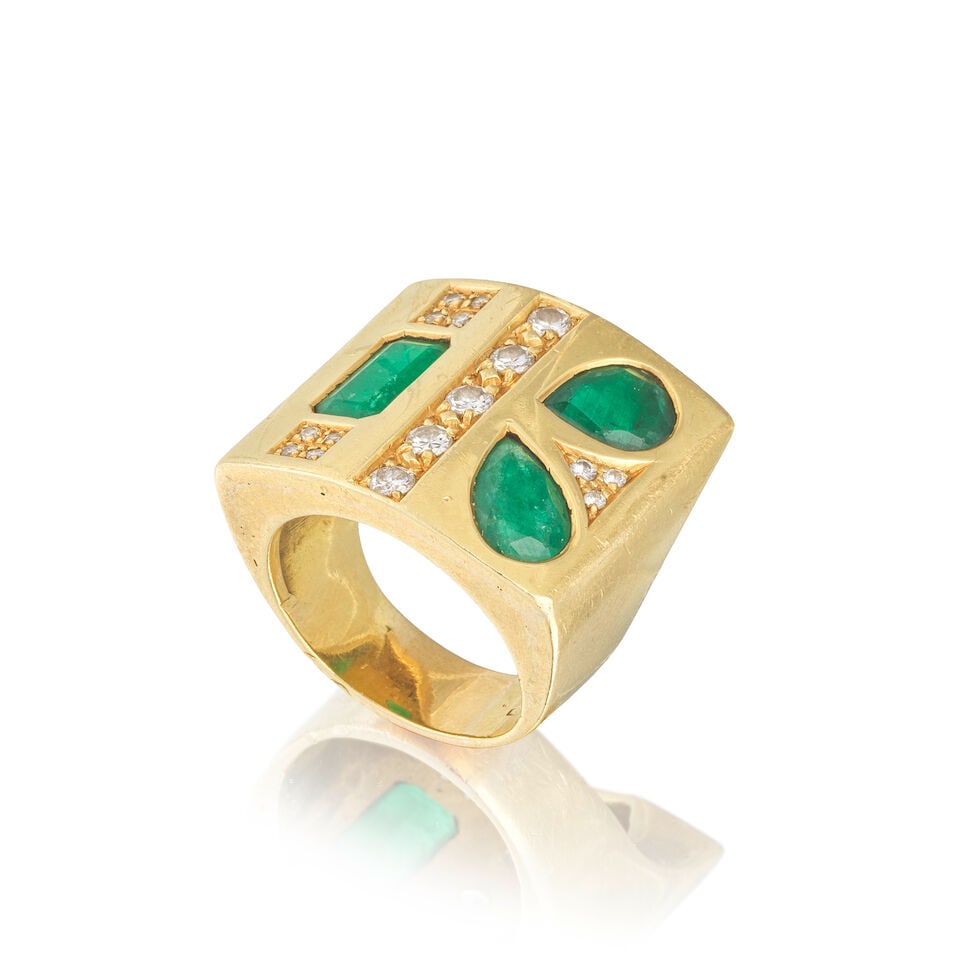 EMERALD AND DIAMOND RING BAGUE ÉMERAUDES ET DIAMANTS: EMERALD AND DIAMOND RING BAGUE ÉMERAUDES ET DIAMANTS • French import mark for 18 carat yellow gold (750 ‰) • 2 pear-shaped emeralds weighing approximately 1 ct and 1.35