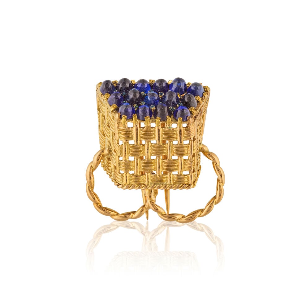 SAPPHIRE CLIP BROOCH BROCHE CLIP SAPHIRS: SAPPHIRE CLIP BROOCH BROCHE CLIP SAPHIRS • French import marks for 18 carat yellow gold (750 ‰) • 15 sapphire cabochons • Measurements 3.0 x 2.8 cm • Gross weight 10.07 g