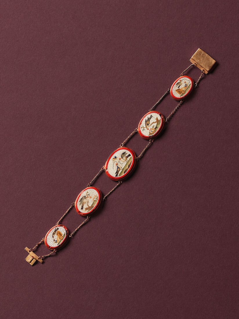 MICROMOSAIC BRACELET BRACELET MICRO-MOSAÏQUE: MICROMOSAIC BRACELET BRACELET MICRO-MOSAÏQUE • French import mark for 18 carat yellow gold (750 ‰) • 5 oval micromosaic plaques depicting birds, within red hardstone borders 