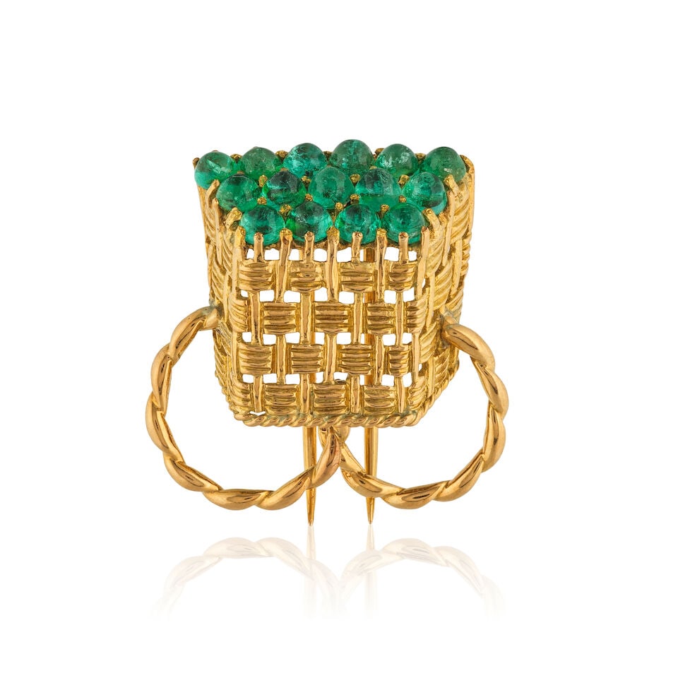 EMERALD CLIP BROOCH BROCHE CLIP ÉMERAUDES: EMERALD CLIP BROOCH BROCHE CLIP ÉMERAUDES • French import marks for 18 carat yellow gold (750 ‰) • 15 emerald cabochons • Measurements 3.0 x 3.0 cm • Gross weight 9.