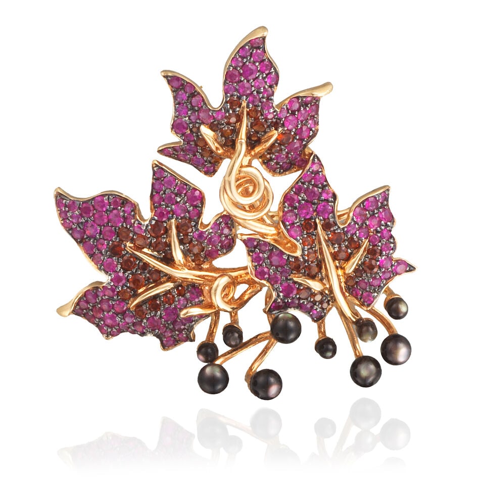 MORPHÉE JOAILLERIE: RUBY SCARF/COLLAR CLIP MORPHÉE JOAILLERIE: SERRE-FOULARD/SERRE-COL...: MORPHÉE JOAILLERIE: RUBY SCARF/COLLAR CLIP MORPHÉE JOAILLERIE: SERRE-FOULARD/SERRE-COLLIER RUBIS • French assay mark for 18 carat yellow gold (750 ‰) • Designed as vine lea