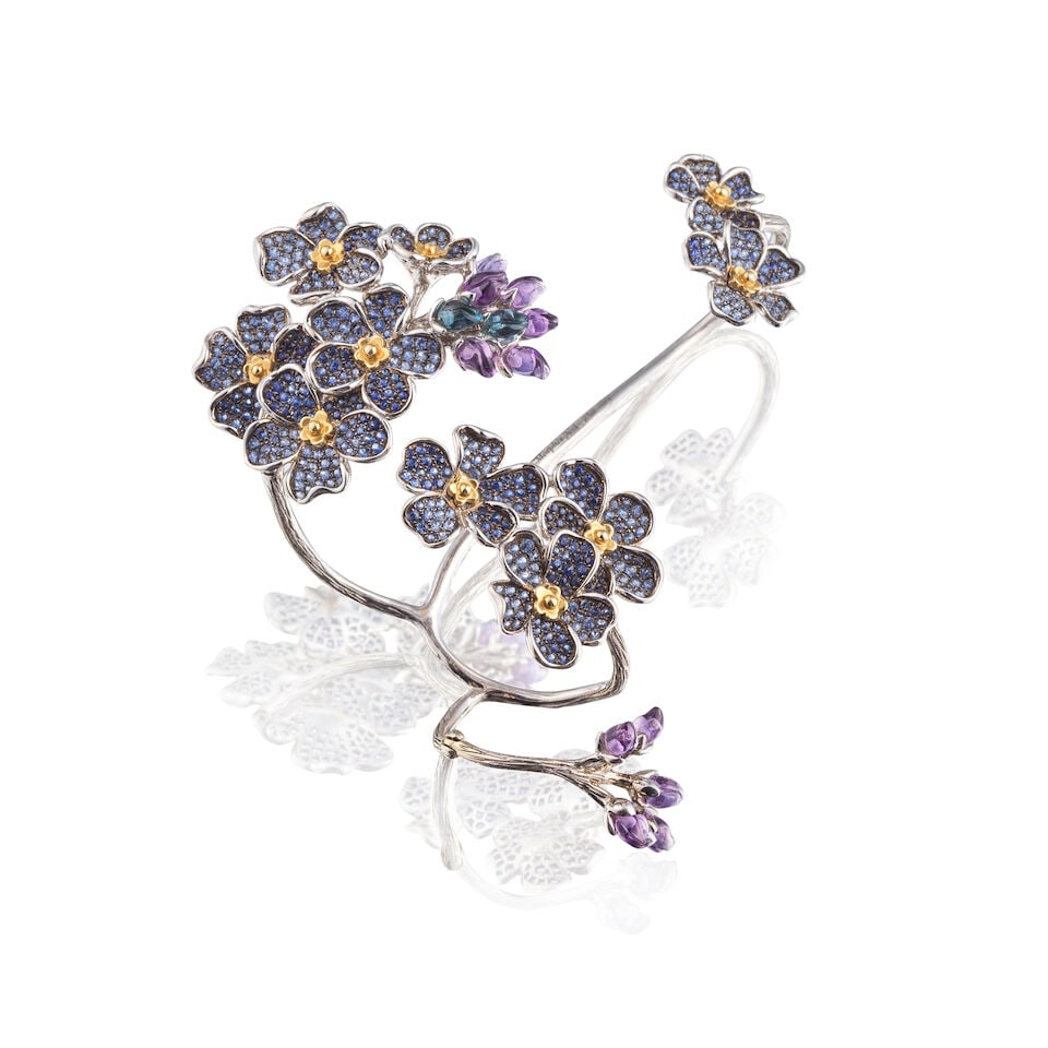 MORPHÉE JOAILLERIE: SAPPHIRE AND AMETHYST 'FLOWERS' HAND JEWEL MORPHÉE JOAILLERIE: BRA...: MORPHÉE JOAILLERIE: SAPPHIRE AND AMETHYST 'FLOWERS' HAND JEWEL MORPHÉE JOAILLERIE: BRACELET DE MAIN 'FLEURS' SAPHIRS ET AMÉTHYSTES • French assay mark for 18 carat yellow and whit