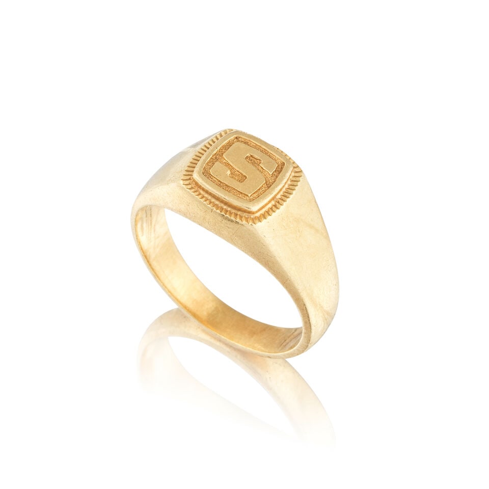GOLD 'SIGNET' RING BAGUE 'CHEVALIÈRE' OR: GOLD 'SIGNET' RING BAGUE 'CHEVALIÈRE' OR • French import mark for 18 carat yellow gold (750 ‰) • Ring size 53 (FR) - M (UK) • Gross weight: 9.70 grams Footnotes: CONDITION