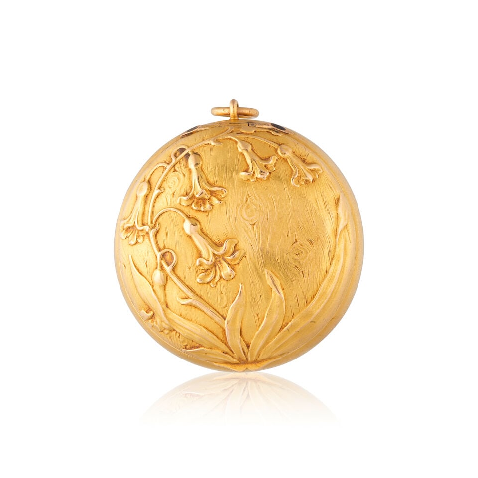 GOLD BOX BOÎTE EN OR: GOLD BOX BOÎTE EN OR • French import marks for 18 carat yellow gold (750 ‰) • Chiselled gold depicting Art Nouveau-style lilies of the valley • Revealing a mirror • 