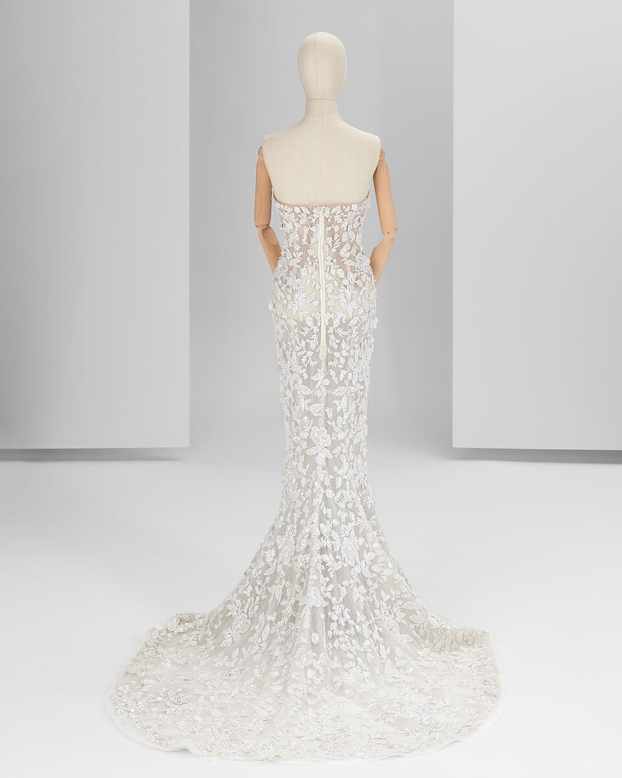 Ralph & Russo Haute Couture: a White Tulle Fishtail Bridal Gown Autumn/Winter 2016, Runway Look 52 - 2