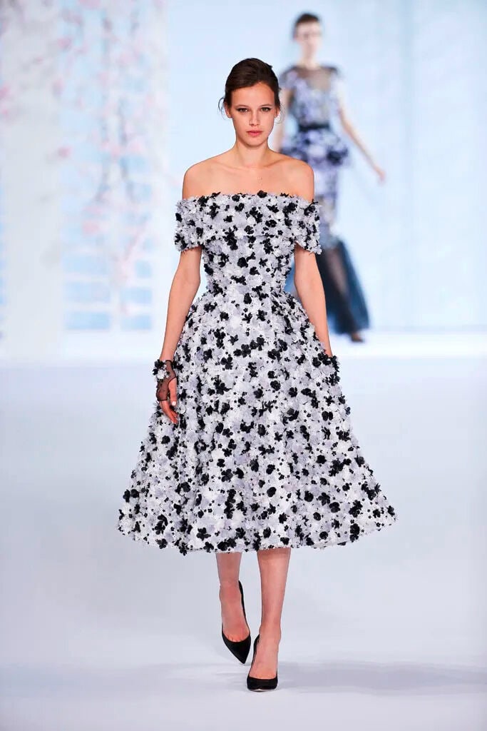 Ralph & Russo Haute Couture: a White Silk Organza Off-the-Shoulder Cocktail Dress Spring/Summer ... - 3