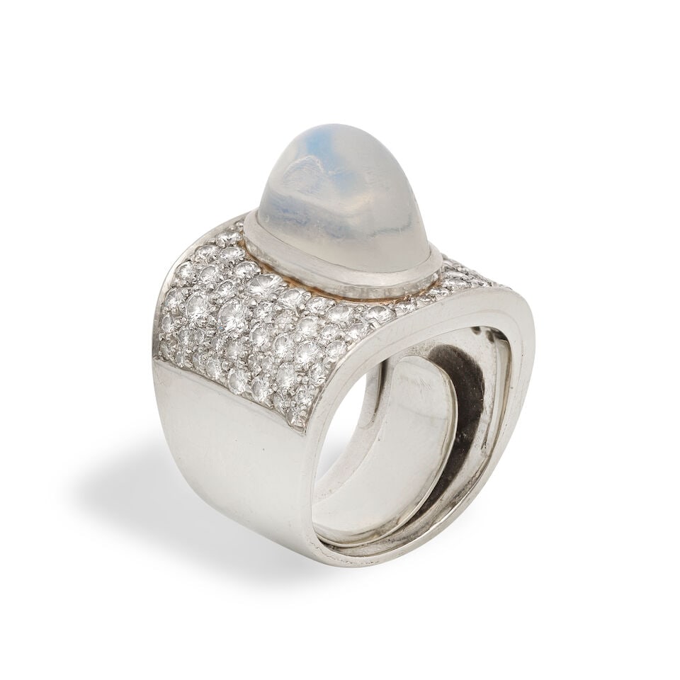 MOONSTONE AND DIAMOND RING: MOONSTONE AND DIAMOND RING Moonstone cabochon Brilliant-cut diamonds, approx. 2.80cts total Ring size approx. K (sizing band) Weight approx. 24.0g Footnotes: Please note this lot has VAT at the prevai