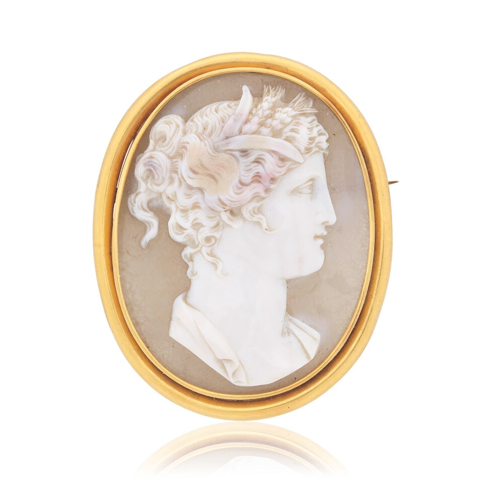 CAMEO BROOCH: CAMEO BROOCH Agate carved to depict Ceres in profile Length 6.8cm Weight approx. 52.0g Cased by Leighton, 7-11 Burlington Arcade Footnotes: OVERALL CONDITION In predominantly good condition, some