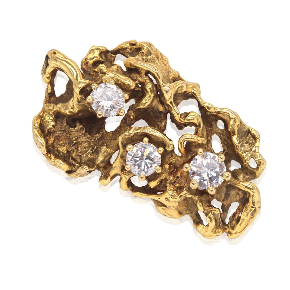 DIAMOND-SET NUGGET BROOCH: DIAMOND-SET NUGGET BROOCH Brilliant-cut diamonds, approx. 3.00cts total Length 4.9cm Weight approx. 19.50g Footnotes: OVERALL CONDITION Some surface wear to the unhallmarked yellow metal (mount