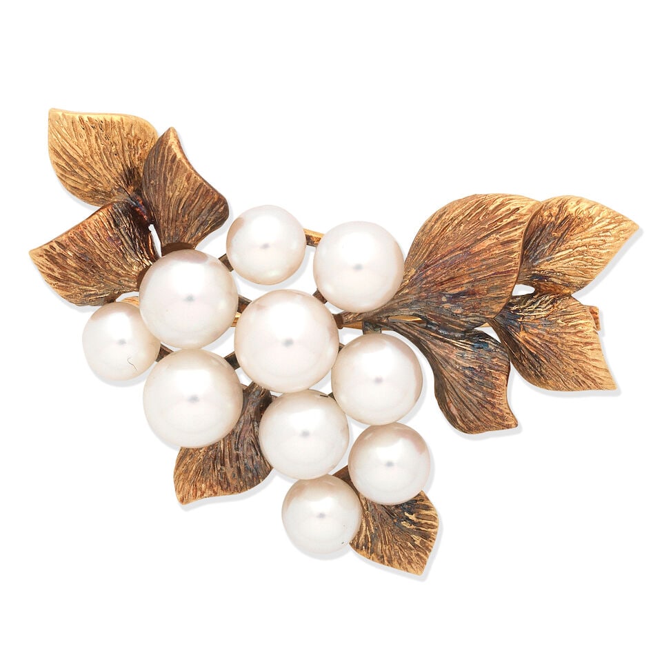 MIKIMOTO: CULTURED PEARL BROOCH: MIKIMOTO: CULTURED PEARL BROOCH 5.0-6.5mm cultured pearls Maker's mark Length 3.8cm Weight approx. 12.0g Maker's case and box Footnotes: OVERALL CONDITION Light surface wear to unhallmarked yellow