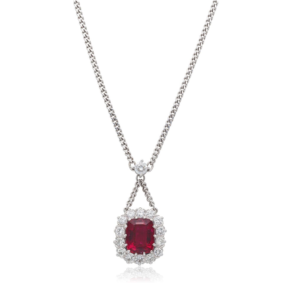 RUBELLITE TOURMALINE AND DIAMOND CLUSTER PENDANT NECKLACE: RUBELLITE TOURMALINE AND DIAMOND CLUSTER PENDANT NECKLACE Cushion-shaped rubellite tourmaline Brilliant-cut diamonds, approx. 1.15cts total Length of chain approx. 23.0cm Weight approx.