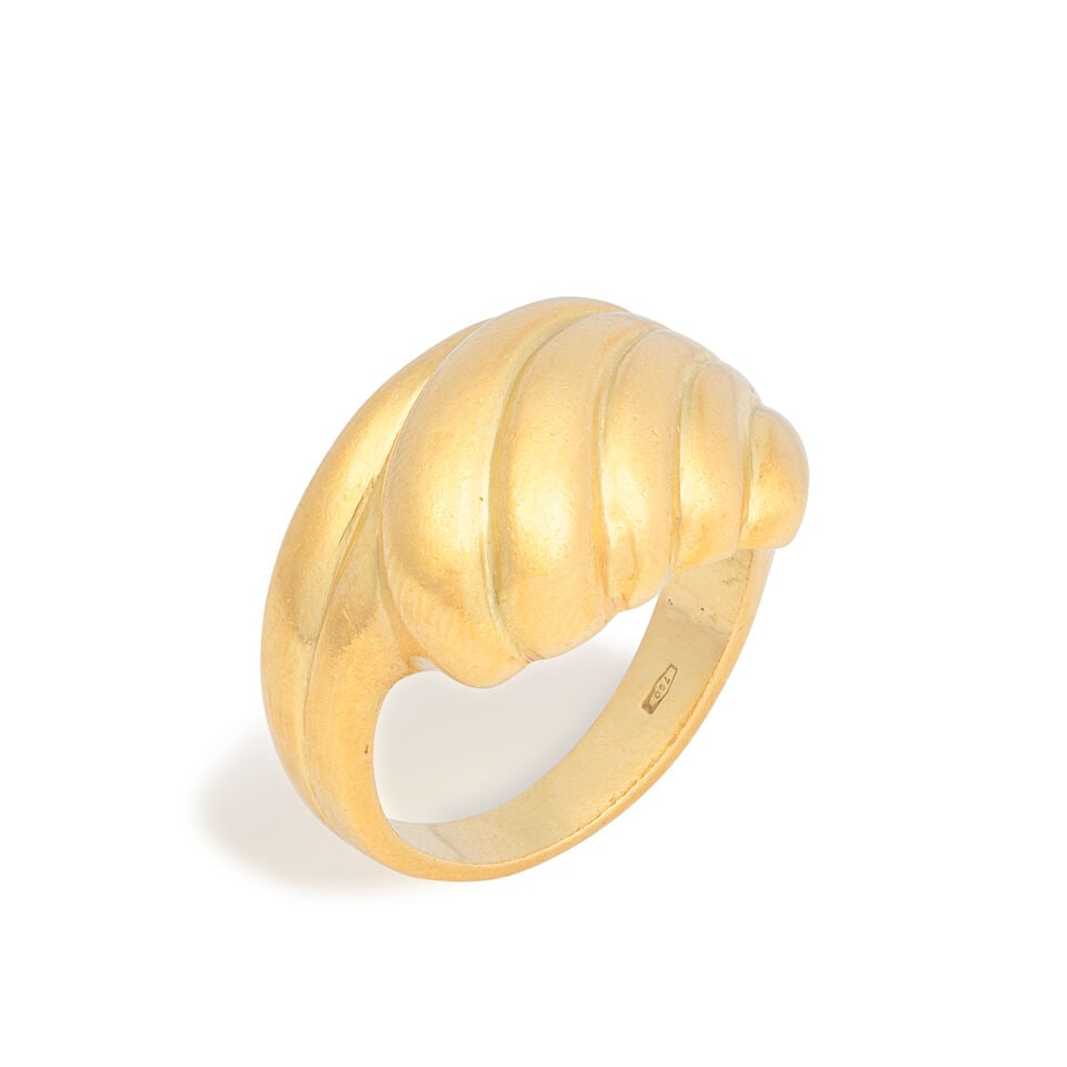 RING: RING Of fluted design Ring size approx. H Weight approx. 7.5g Footnotes: OVERALL CONDITION Some surface wear to unhallmarked metal stamped with 750 to inner hoop (testing as 18kt gold). This
