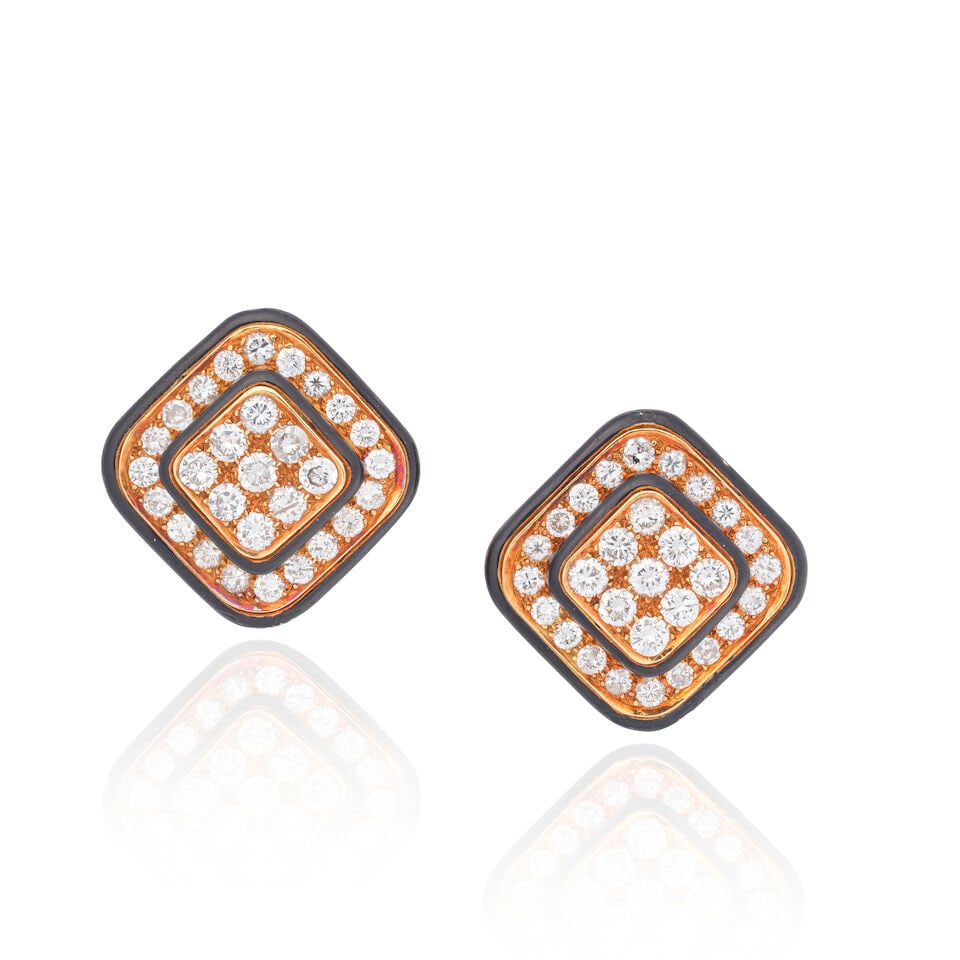 DIAMOND AND ENAMEL EARCLIPS: DIAMOND AND ENAMEL EARCLIPS Brilliant-cut diamonds, approx. 2.70cts total Length of plaque 2.0cm Weight approx. 15.0g Footnotes: OVERALL CONDITION Some surface wear and discolouration to reverse of un