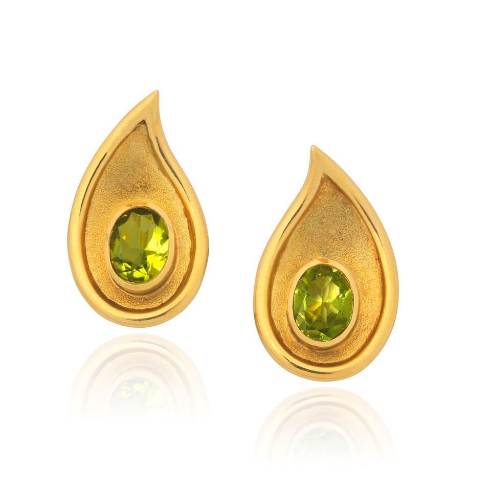 NICHOLAS WYLDE: PERIDOT EARRINGS, 1994: NICHOLAS WYLDE: PERIDOT EARRINGS, 1994 Oval-shaped peridot 18 carat gold Maker's mark NAW, UK hallmark Length 2.5cm Weight approx. 11.5g Footnotes: OVERALL CONDITION Light surface wear to 18 carat gol