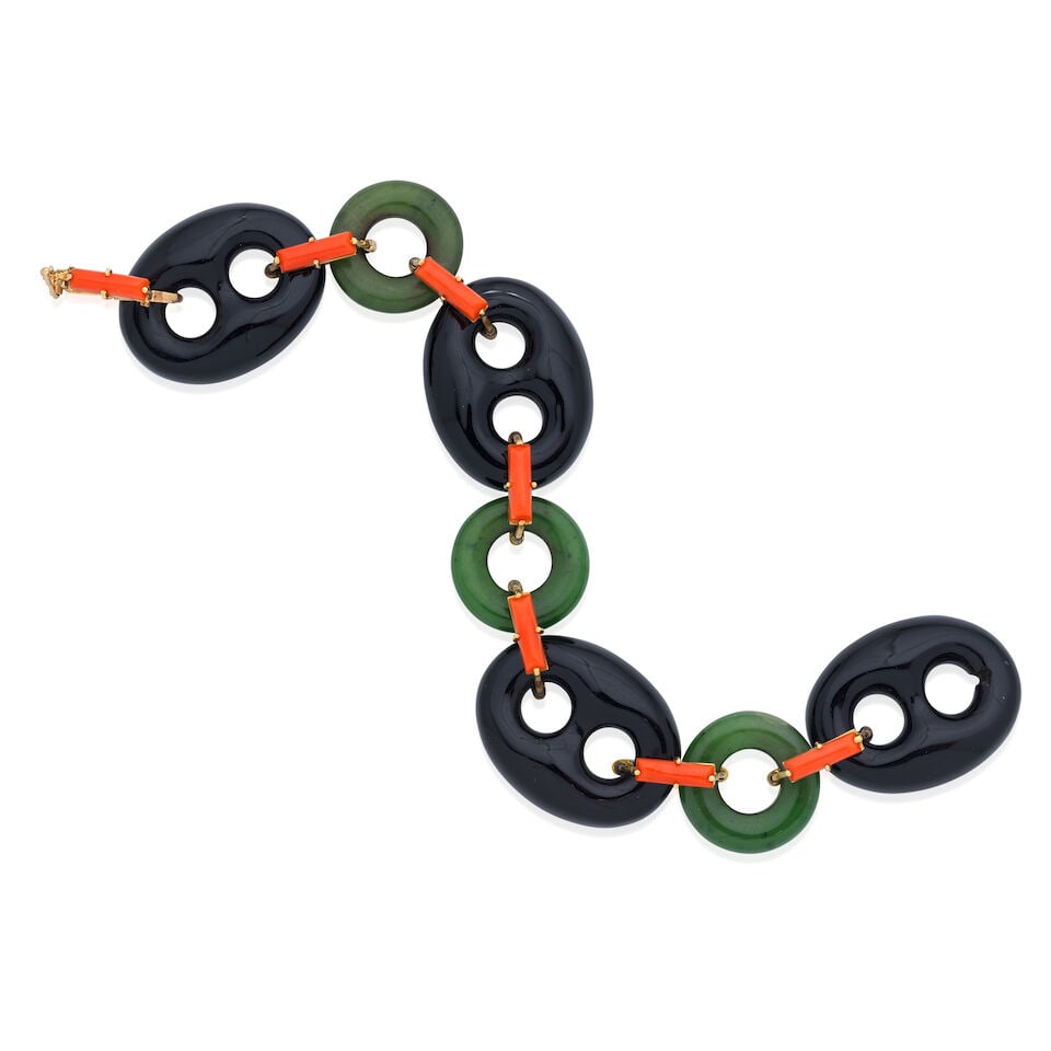 NEPRHITE, CORAL AND ONYX BRACELET: NEPRHITE, CORAL AND ONYX BRACELET Nephrite, coral corallium rubrum and onyx carved links Length 19.5cm Weight approx. 37.0g Footnotes: Please note this lot will be subject to US Fish and Wildlife insp
