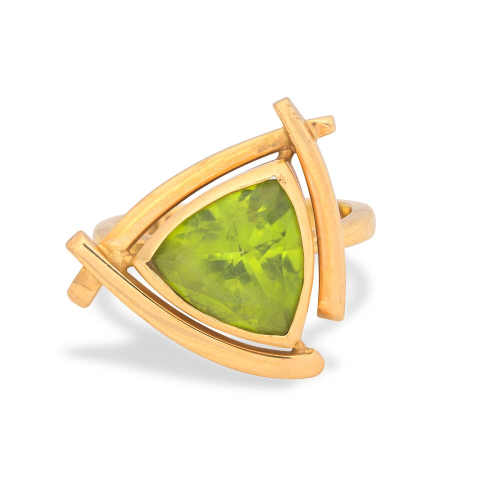 PERIDOT RING: PERIDOT RING Triangular-cut peridot Ring size approx. J (sizing beads) Weight approx. 10.0g Footnotes: OVERALL CONDITION Some surface wear to unhallmarked metal testing as 17kt gold. Inner hoop