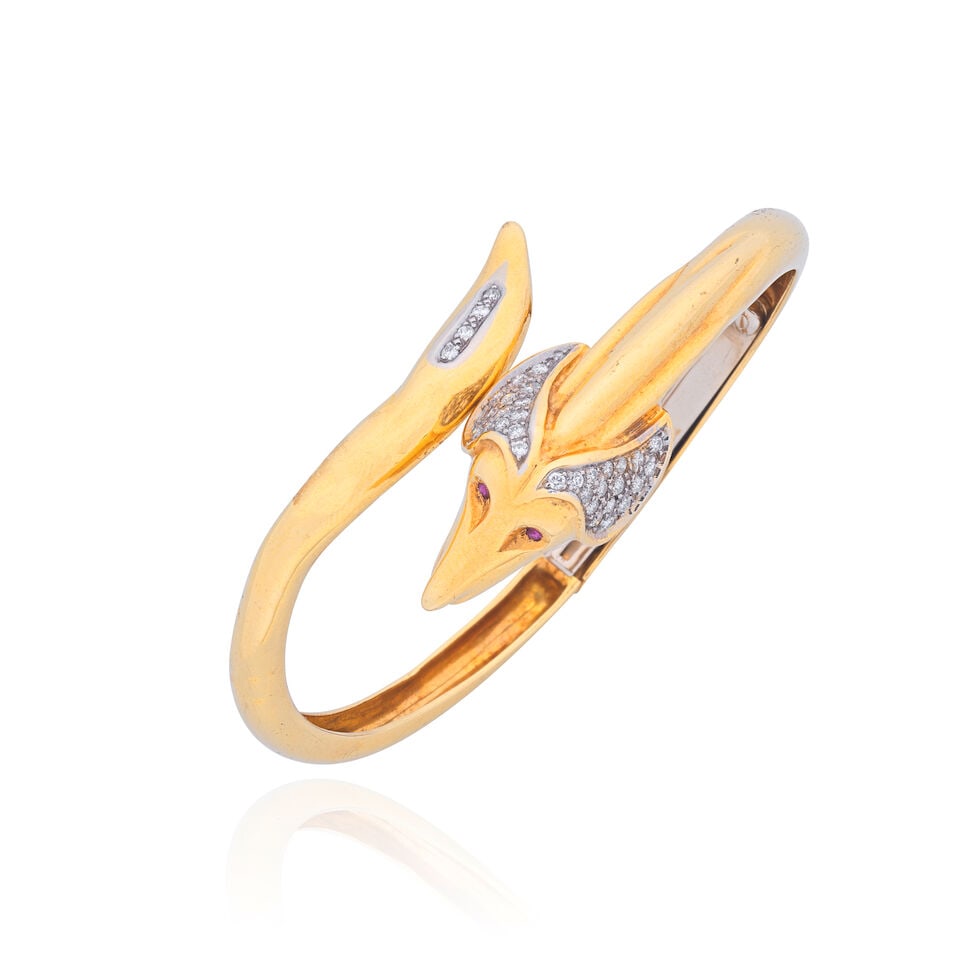 DIAMOND-SET DOG BANGLE: DIAMOND-SET DOG BANGLE Brilliant-cut diamonds, approx. 0.70ct total Circular-cut rubies Inner circumference approx. 16.0cm Weight approx. 33.5g Footnotes: OVERALL CONDITION Some surface wear to