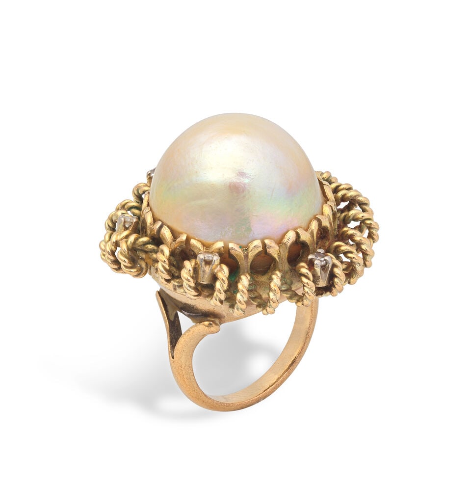 MABÉ PEARL AND DIAMOND RING: MABÉ PEARL AND DIAMOND RING Mabé pearl with mother-of-pearl backing Single-cut diamonds Ring size approx. K Weight approx. 17.5g Footnotes: Please note this lot will be subject to US Fish an