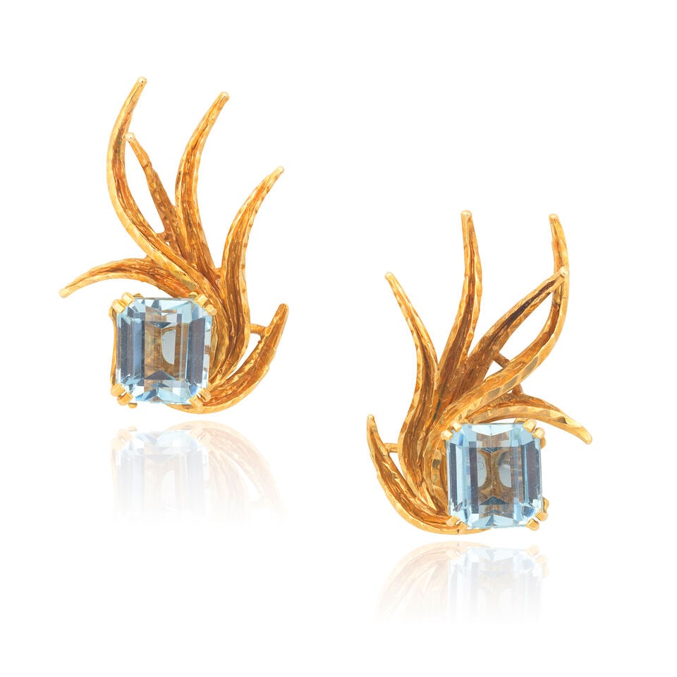AQUAMARINE EARCLIPS: AQUAMARINE EARCLIPS Octagonal step-cut aquamarines Length 2.5cm Weight approx. 9.5g Footnotes: OVERALL CONDITION Light surface wear to unhallmarked metal stamped with 18ct, SO. Suitable for unpierced