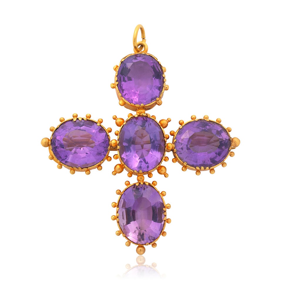 AMETHYST CROSS PENDANT/BROOCH: AMETHYST CROSS PENDANT/BROOCH Oval-cut amethysts Length 5.0cm Weight approx. 12.5g Footnotes: OVERALL CONDITION Some surface wear to unhallmarked metal testing as 15kt gold. Brooch fitting slightly st