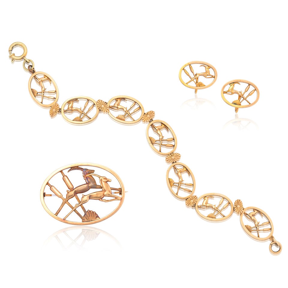 GEOFFREY BELLAMY FOR IVAN TARRANT: GOLD BRACELET, EARRING AND BROOCH SUITE, 1986 (3): GEOFFREY BELLAMY FOR IVAN TARRANT: GOLD BRACELET, EARRING AND BROOCH SUITE, 1986 Of bullrush and antelope design 9 carat gold Maker's mark, UK hallmarks Lengths: bracelet 20.0cm, brooch 4.2cm,
