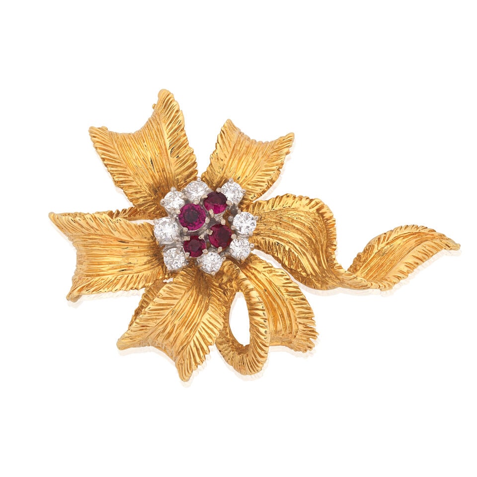 KUTCHINKSY: RUBY AND DIAMOND RIBBON BROOCH, CIRCA 1960 (1 of 2)