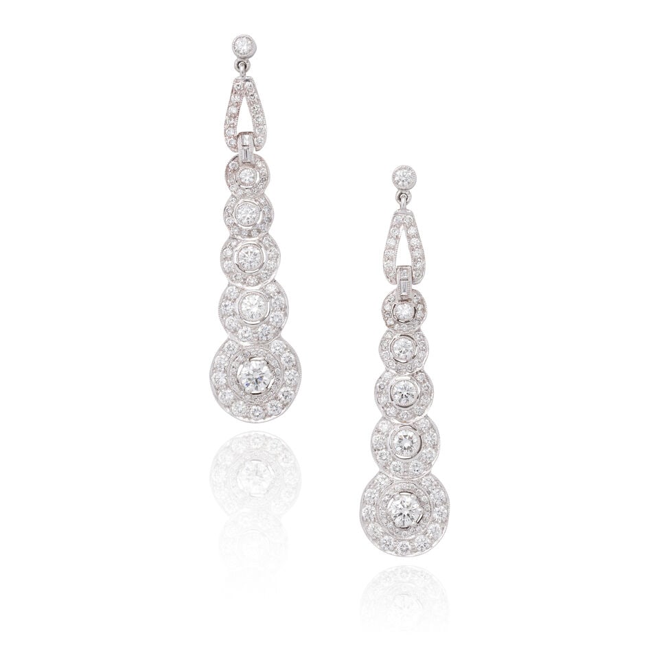 DIAMOND PENDENT EARRINGS: DIAMOND PENDENT EARRINGS Brilliant-cut diamonds very approx. 2.70cts total Length 6.0cm Weight approx. 14.0g Footnotes: OVERALL CONDITION Light surface wear to unhallmarked metal stamped with 750.