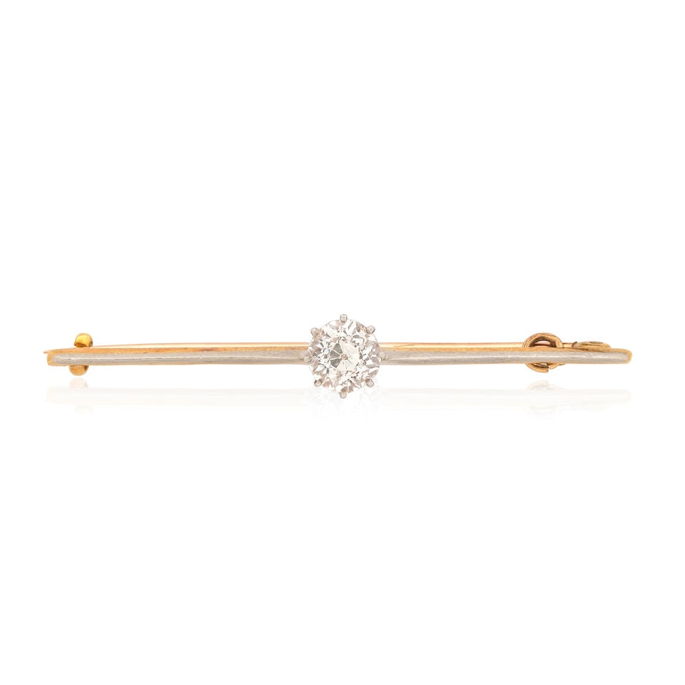 DIAMOND BAR BROOCH: DIAMOND BAR BROOCH Old brilliant-cut diamond approx. 0.75ct Length 4.5cm Weight approx. 3.0g Footnotes: OVERALL CONDITION Light surface wear to unhallmarked metal testing as 9kt gold.