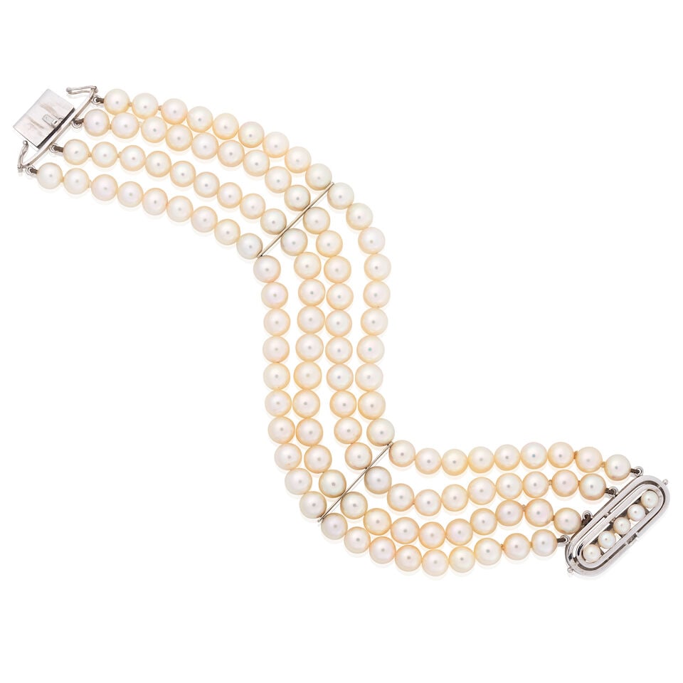 CULTURED PEARL BRACELET: CULTURED PEARL BRACELET 6.1-6.5mm Cultured pearls Length 20.0cm Weight approx. 45.0g Footnotes: OVERALL CONDITION Light surface wear to unhallmarked clasp stamped 585. CULTURED PEARLS Of cream