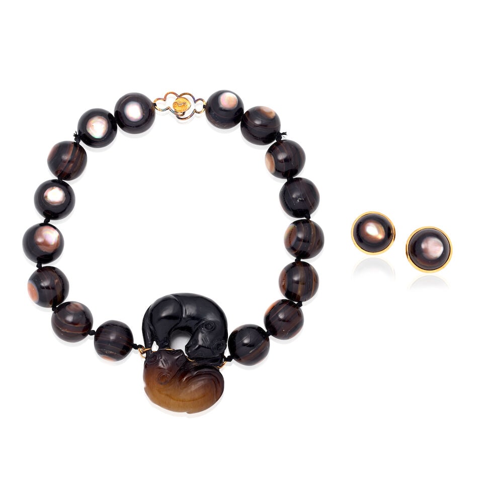 AGATE, JADE AND MOTHER-OF-PEARL NECKLACE AND EARCLIP SUITE (1 of 2)
