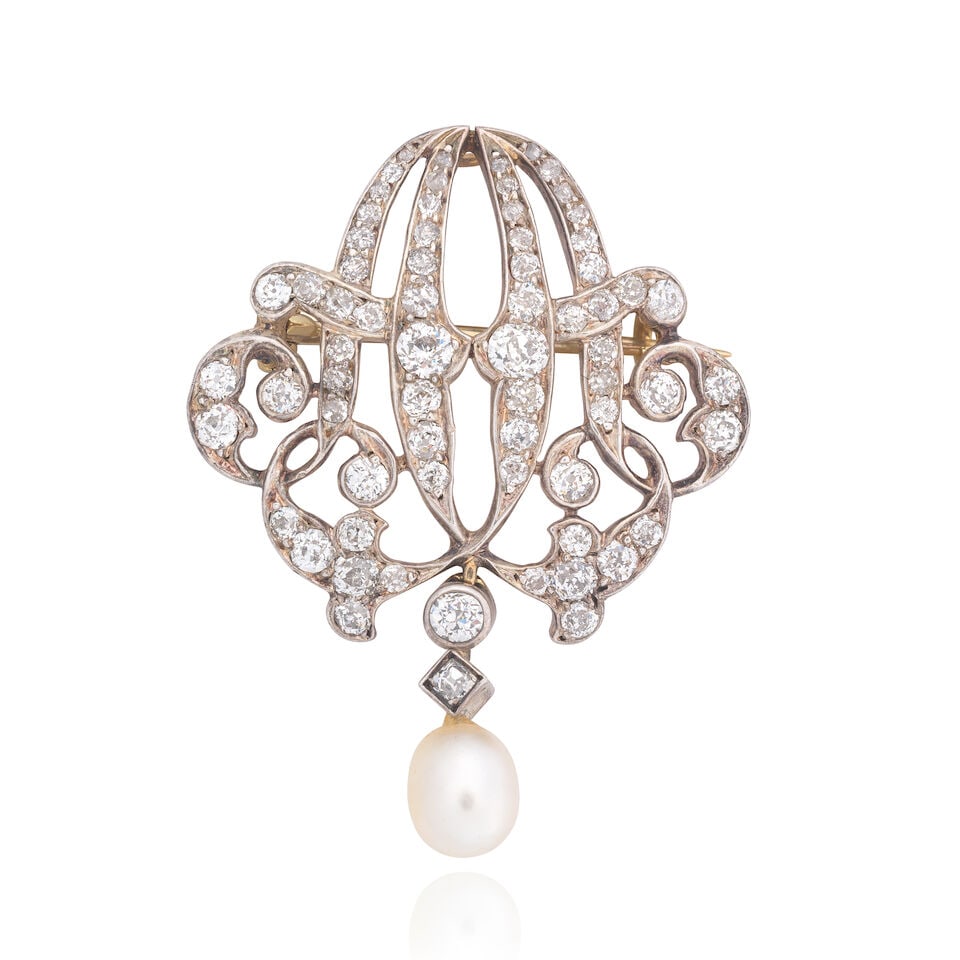 DIAMOND AND PEARL BROOCH: DIAMOND AND PEARL BROOCH Old cushion-shaped and old brilliant-cut diamonds approx. 2.00cts total Pearl, untested Length 4.0cm Weight approx. 7.0g Footnotes: OVERALL CONDITION Light surface wear to