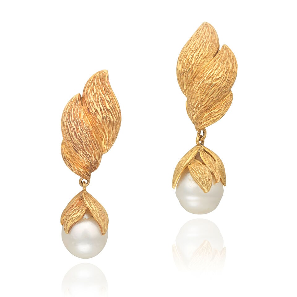 CULTURED PEARL PENDENT EARRINGS, 1998: CULTURED PEARL PENDENT EARRINGS, 1998 Cultured pearls 18 carat gold London hallmark Length 4.3cm Weight approx. 20.0g Footnotes: OVERALL CONDITION Light surface wear, some minor discolouration, to