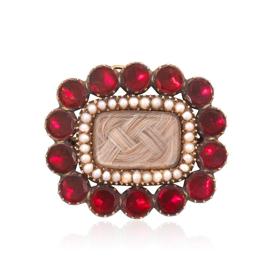 GARNET AND SEED PEARL BROOCH/PENDANT, CIRCA 1820: GARNET AND SEED PEARL BROOCH/PENDANT, CIRCA 1820 Flat-cut garnets Within foiled closed back settings Seed pearls Hairwork compartment Mounted in gold Plaque length 3.0cm Weight approx.